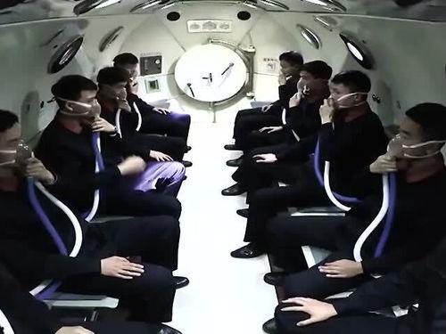 穿制服吃白瓜,一场别样的清凉体验